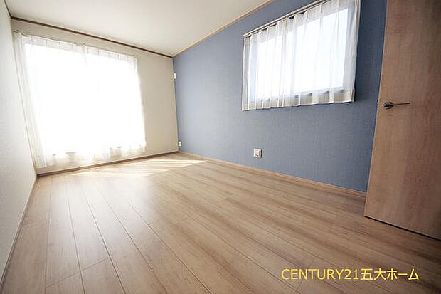 仕事や家事で疲れた身体を休め、新しい一日を迎える主寝室。ベッド＋αの家具を置けるスペースがあり、お休み前に読書や映画鑑賞などお好きな過ごし方で心から寛げる空間づくりを叶えられます。(D号棟)