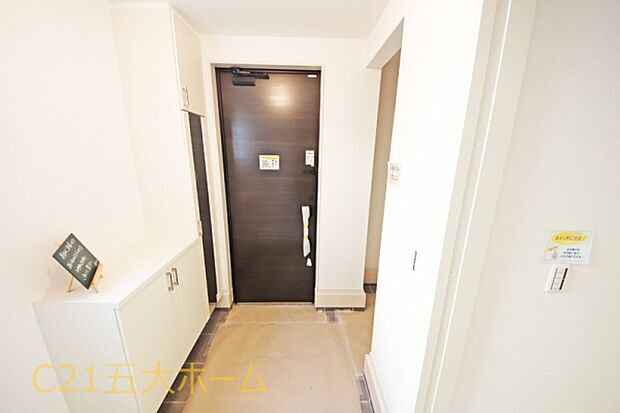 シューズインクローゼットがあることで玄関に荷物を置かなくて済むため、玄関周りをすっきり見せることが出来ます☆