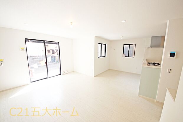 窓は多くの陽光を取り入れられるように数カ所に設置しました♪リビング全体を明るく演出してくれて、家族でくつろぐ時間も増えそうですね!