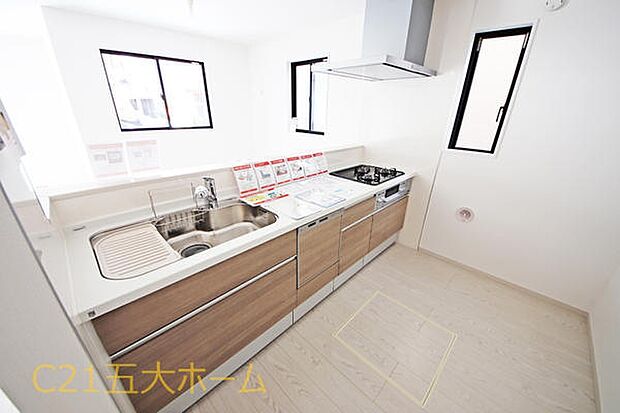 開放的な対面式キッチン採用!お子様の遊ぶ様子を眺めながらお料理をしたり、家族やゲストとコミュニケーションを取りながら家事ができます☆