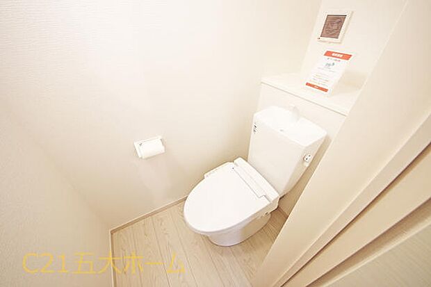 清潔な空間が印象的なトイレは1階・2階ともに温水洗浄便座です。オールシーズン関係なく暖かい便座で快適に過ごせます♪