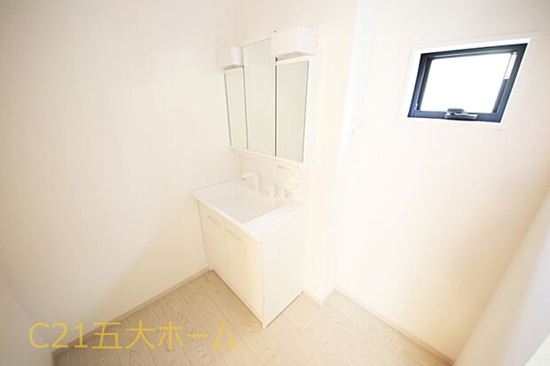 朝の身支度も楽々の三面化粧台は鏡裏にも収納があり、小物などをしまえてすっきりとした状態を保てます。