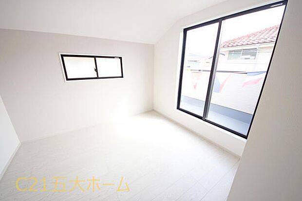 全室2面採光を確保した明るい室内は風通しも良く、居心地の良い空間です!