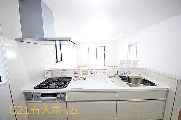 開放的な対面式キッチン採用！お子様の遊ぶ様子を眺めながらお料理をしたり、家族やゲストとコミュニケーションを取りながら家事ができます☆