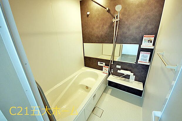 落ち着いた雰囲気のシステムバスで、1日の疲れを癒します。機能的な浴室は日々のお手入れも楽々です♪