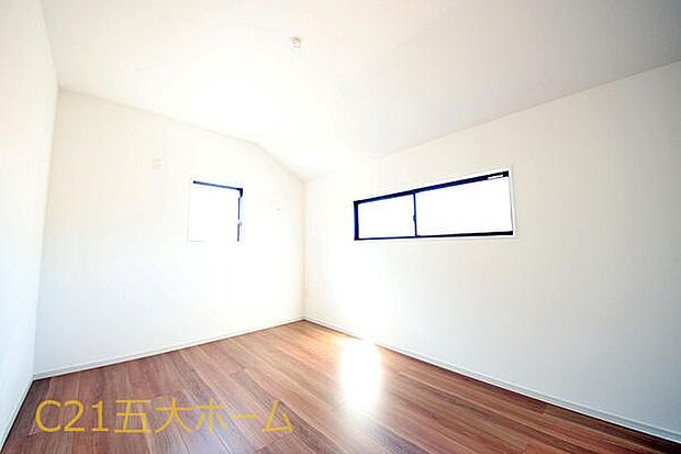 ナチュラルな床色は、様々な家具や色を取り入れやすいため、インテリアコーディネートの幅が広がります☆