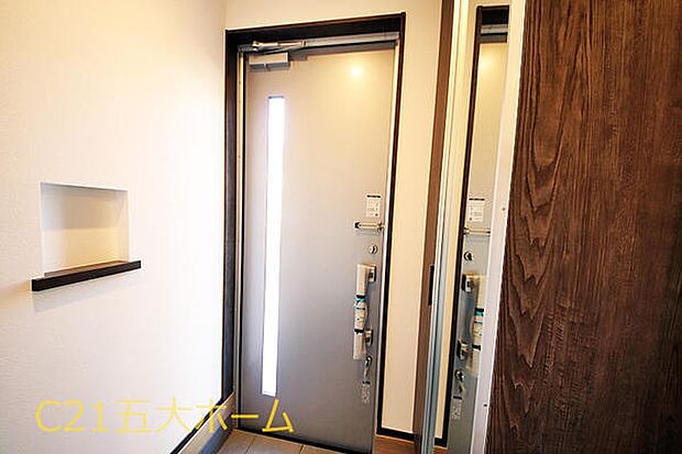 シューズボックスには家族全員の靴をスッキリと収納できます。お出かけ前の身だしなみチェックに便利な鏡付きです！