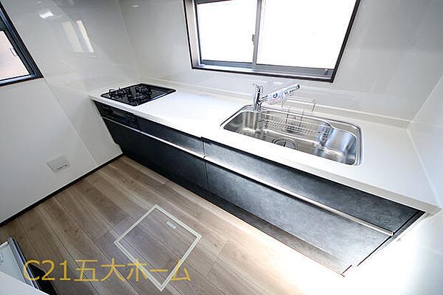 作業スペースが広く確保されていて、ゆったりと家事のできるキッチン☆食器類やお鍋、フライパンもすっきりと片付く収納力です！