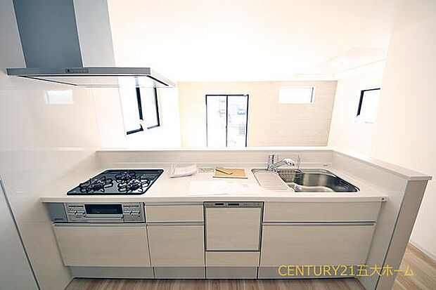 収納力のあるシステムキッチン。使いやすいスライド式収納は、奥のものが取り出しやすく重いものの出し入れもスムーズです。（1号棟）