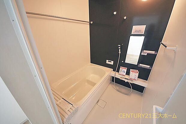 浴室乾燥機は梅雨や花粉のシーズン、急ぎで洗濯物を乾かしたい時などに重宝します。共働きなどで夜間の洗濯が多い家庭にもオススメです！（1号棟）