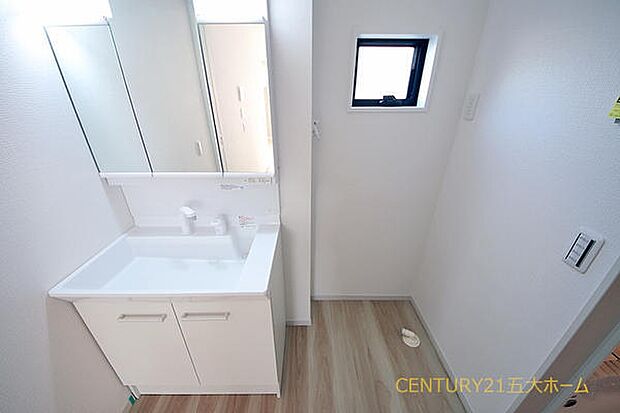 洗髪に使えるハンドシャワー機能がついた洗面台で忙しい朝も快適に支度ができそうです♪大きな洗面台のボウルはホームクリーニングの時にも使いやすいです。（1号棟）