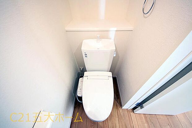 清潔な空間が印象的なトイレは1階・2階ともに温水洗浄便座です。オールシーズン関係なく暖かい便座で快適に過ごせます♪