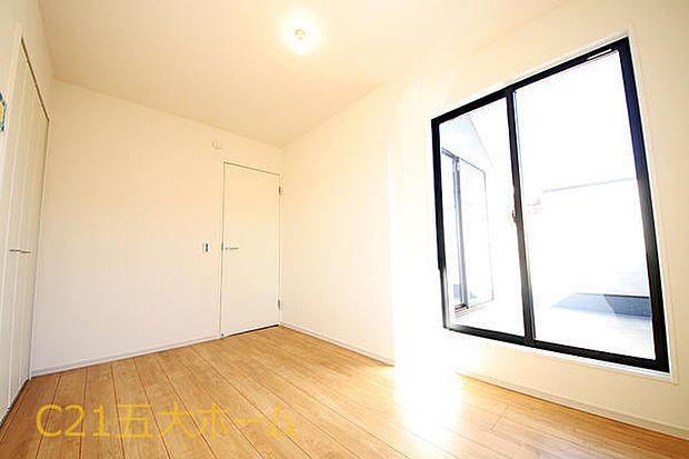 全室2面採光を確保した明るい室内は風通しも良く、居心地の良い空間です♪