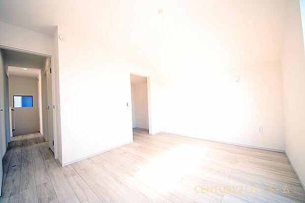 仕事や家事で疲れた身体を休め、新しい一日を迎える主寝室。ベッド＋αの家具を置けるスペースがあり、お休み前に読書や映画鑑賞などお好きな過ごし方で心から寛げる空間づくりを叶えられます。(2号棟)