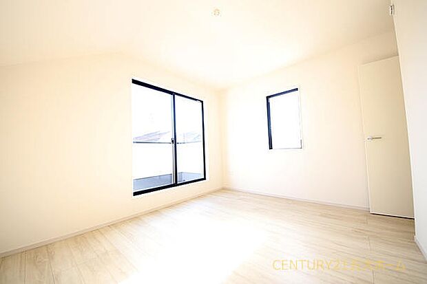 バルコニーへ直接出られるため、家にいながら明るさや開放感に包まれます。気分転換に外の風を感じてほっと一息つけるお部屋です。(2号棟)