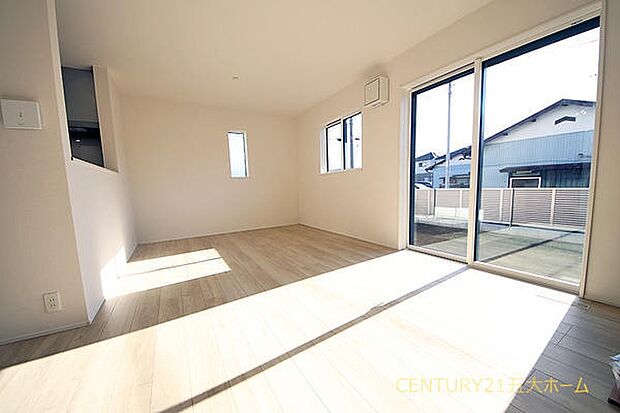 広々としたリビングは、窮屈さを感じることなく家族団らんの時間をゆったり過ごせます。両親やゲストも呼びやすく、こだわりのインテリアを置いて楽しい空間を作りやすいです。(3号棟)