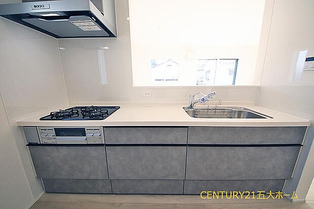 お子様の様子をさりげなく見守れる対面式キッチン。分からない事があればすぐに教えてあげられるので、お子様がダイニングで宿題や読書をする時間も自然と増えそうです。(3号棟)