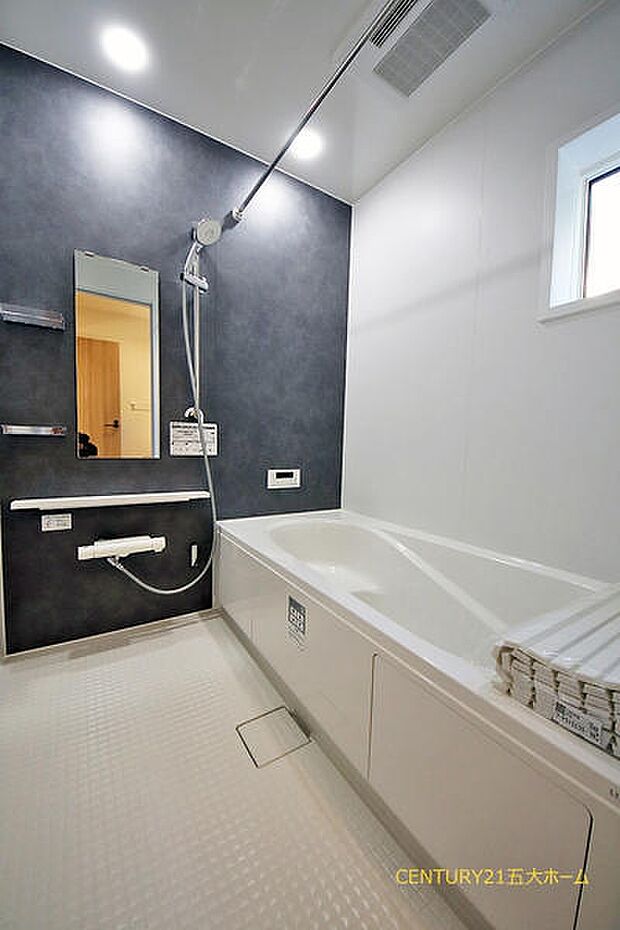 浴室乾燥機付きで、入浴前に暖房機能を事前につけておけば”ヒートショック現象”の対策にもなります。また、雨の日にも洗濯物が乾かせて便利です☆(3号棟)