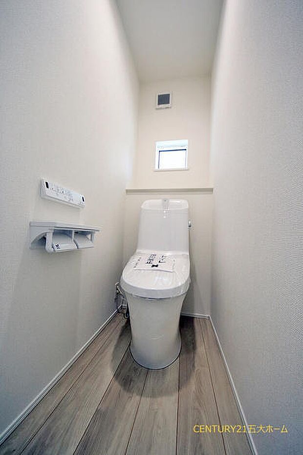 清潔な空間が印象的なトイレ。温水洗浄便座完備なので、冬の寒い時には便座をあたたかくして落ち着けます♪(3号棟)