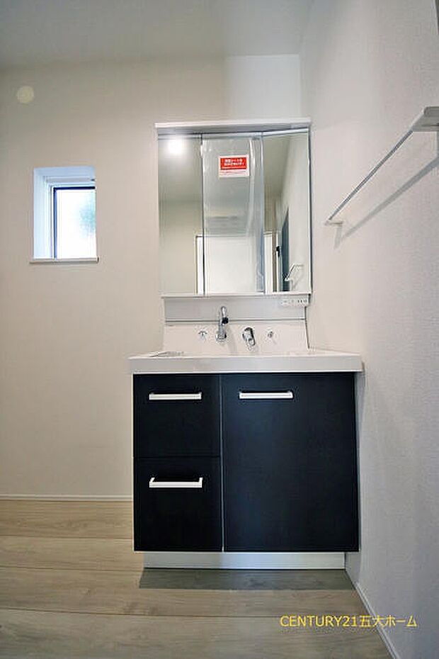 洗髪に使えるハンドシャワー機能がついた洗面台で忙しい朝も快適に支度ができそうです♪大きな洗面台のボウルはホームクリーニングの時にも使いやすいです。(3号棟)