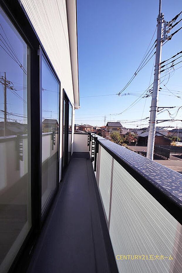 太陽の光が射し込むバルコニーは洗濯物を干すのが楽しくなりますね♪(3号棟)