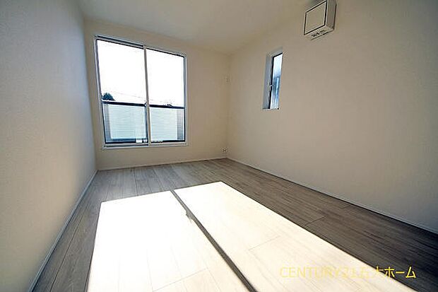 窮屈さを感じにくい約6.5帖の洋室。ベッドやチェスト、ドレッサーまでも配置可能。十分な生活導線が確保できそうですね！(3号棟)