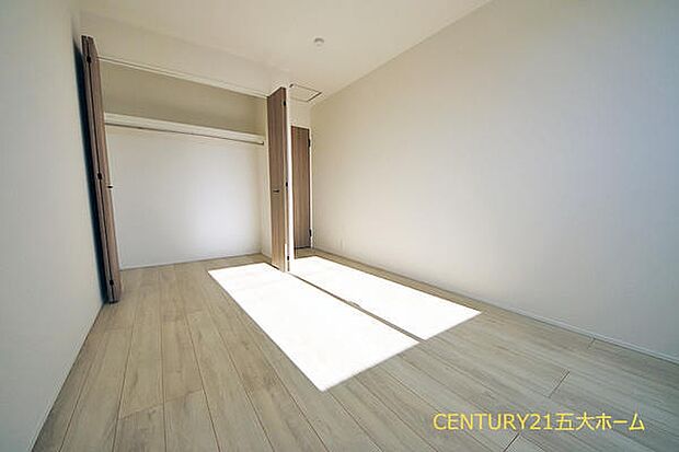 お部屋には程よく採光が入り、過ごしやすい居住空間です。窓を開放すると自然換気が可能で、清潔感も保ちやすいです♪(3号棟)