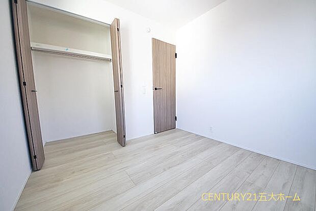 学校の道具もスッキリ片付けられるクローゼット付きでお子様の成長とともに荷物が増えても安心ですね☆(3号棟)