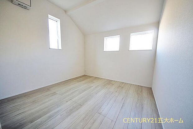 2面採光を確保した明るい室内は風通しも良く、居心地の良い空間です。明るい光を浴びて起きる朝は気分もスッキリしそうです。(3号棟)