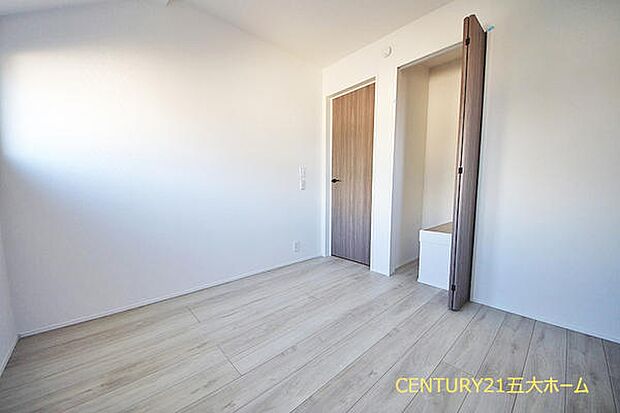 フローリングのお部屋はカーペットや畳のようにほこりや汚れが繊維に入り込んでしまうことがないので、とても掃除やお手入れがしやすいです♪(3号棟)