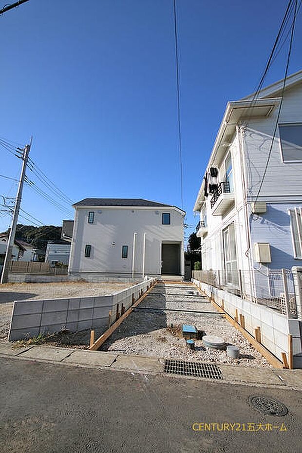 2台分の駐車スペースを確保！車を停めていない時は自転車やバイクを置いたり、ちょっとした物置としても利用できそうです。(3号棟)