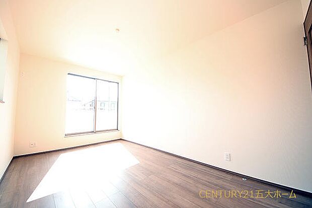 バルコニーへ直接出られるため、家にいながら明るさや開放感に包まれます。気分転換に外の風を感じてほっと一息つけるお部屋です。(1-E号棟)