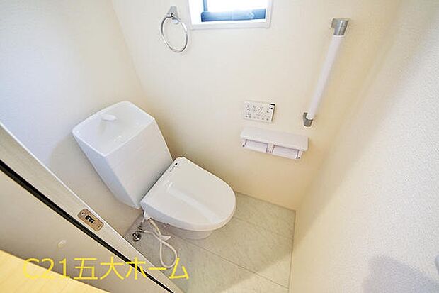 清潔な空間が印象的なトイレは1階・2階ともに温水洗浄便座です。オールシーズン関係なく暖かい便座で快適に過ごせます♪