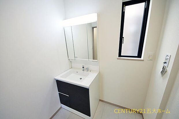 洗髪に使えるハンドシャワー機能がついた洗面台で忙しい朝も快適に支度ができそうです♪大きな洗面台のボウルはホームクリーニングの時にも使いやすいです。