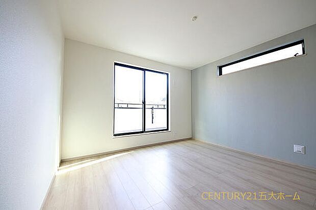 バルコニーへ直接出られるため、家にいながら明るさや開放感に包まれます。気分転換に外の風を感じてほっと一息つけるお部屋です。