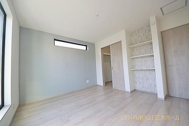 人が歩いて入れる広さを確保したウォークインクローゼット☆季節物の衣類もスッキリ収納できて住空間を広く使えます。