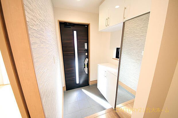 収納力豊かなコの字型のシューズボックスを採用☆家族みんなの靴が収納できて玄関周りがすっきり片付きます。お出かけ前の身だしなみチェックに便利な鏡付きです！（A号棟）