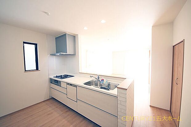 物件のご提案から現地へのご案内、ご契約まで、業務に精通したスタッフが対応させて頂きます。お気軽にご相談ください☆（A号棟）