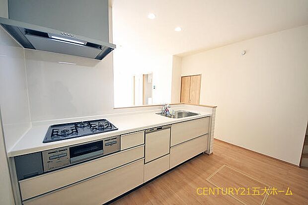 家事を軽減する食洗機を標準装備。共働きのご家族にも、節水の面からもお勧めの設備です☆（A号棟）