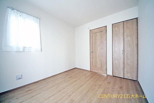 フローリングのお部屋はカーペットや畳のようにほこりや汚れが繊維に入り込んでしまうことがないので、とても掃除やお手入れがしやすいです♪（A号棟）