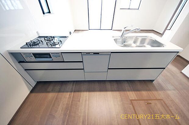 お子様の様子をさりげなく見守れる対面式キッチン。分からない事があればすぐに教えてあげられるので、お子様がダイニングで宿題や読書をする時間も自然と増えそうです。