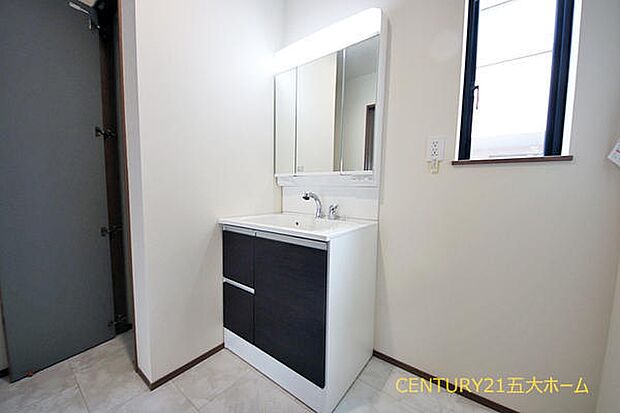 洗髪に使えるハンドシャワー機能がついた洗面台で忙しい朝も快適に支度ができそうです♪大きな洗面台のボウルはホームクリーニングの時にも使いやすいです。