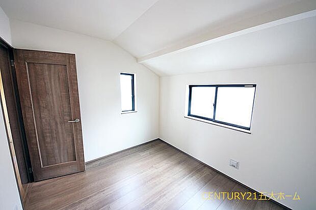 お部屋には程よく採光が入り、過ごしやすい居住空間です。窓を開放すると自然換気が可能で、清潔感も保ちやすいです♪