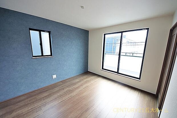 仕事や家事で疲れた身体を休め、新しい一日を迎える主寝室。ベッド＋αの家具を置けるスペースがあり、お休み前に読書や映画鑑賞などお好きな過ごし方で心から寛げる空間づくりを叶えられます。