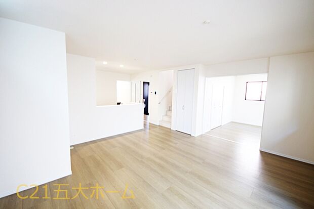 広々としたリビングに優しい色使いでホッとさせてくれる心地良い空間を演出しました!ご家族が思い思いの時間を過ごしながら一緒の時間を共有できます♪(A号棟)