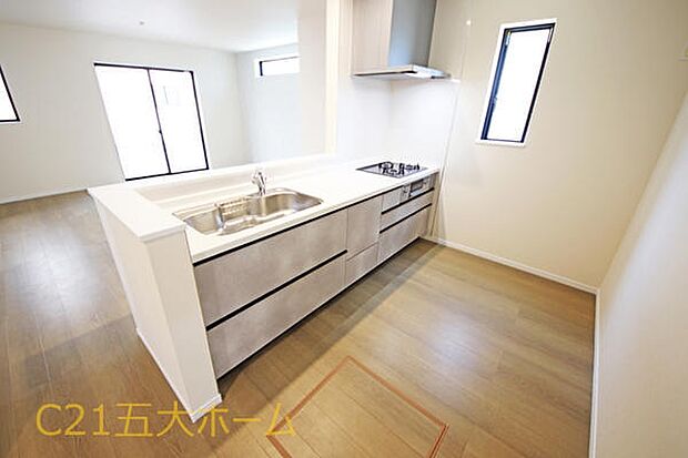 物件のご提案から現地へのご案内、ご契約まで、業務に精通したスタッフが対応させて頂きます。お気軽にご相談ください!(A号棟)