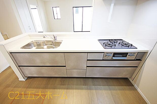 対面式のキッチンはリビングにいるご家族とコミュニケーションが取りやすく、小さなお子様がいるご家庭はお料理中も安心して見守ることができます☆(A号棟)