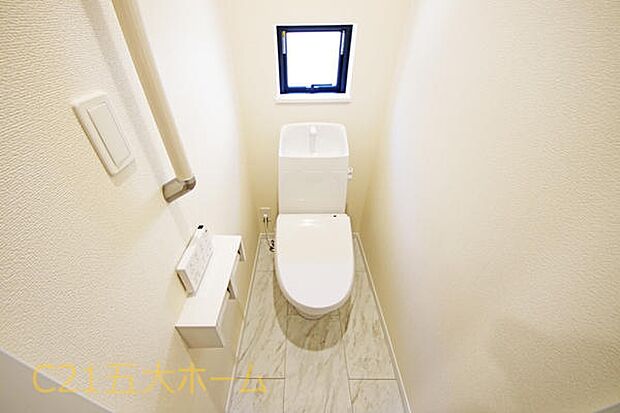 清潔な空間が印象的なトイレは1階・2階ともに温水洗浄便座です。オールシーズン関係なく暖かい便座で快適に過ごせます。(A号棟)