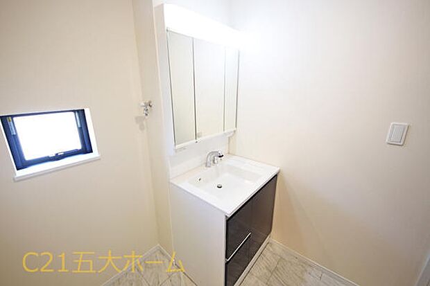 朝の身支度も楽々の三面化粧台は鏡裏にも収納があり、小物などをしまえてすっきりとした状態を保てます。(A号棟)