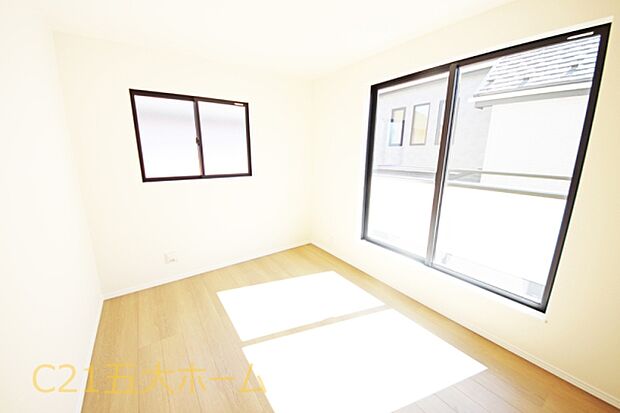 全室2面採光を確保した明るい室内は風通しも良く、居心地の良い空間です。(A号棟)